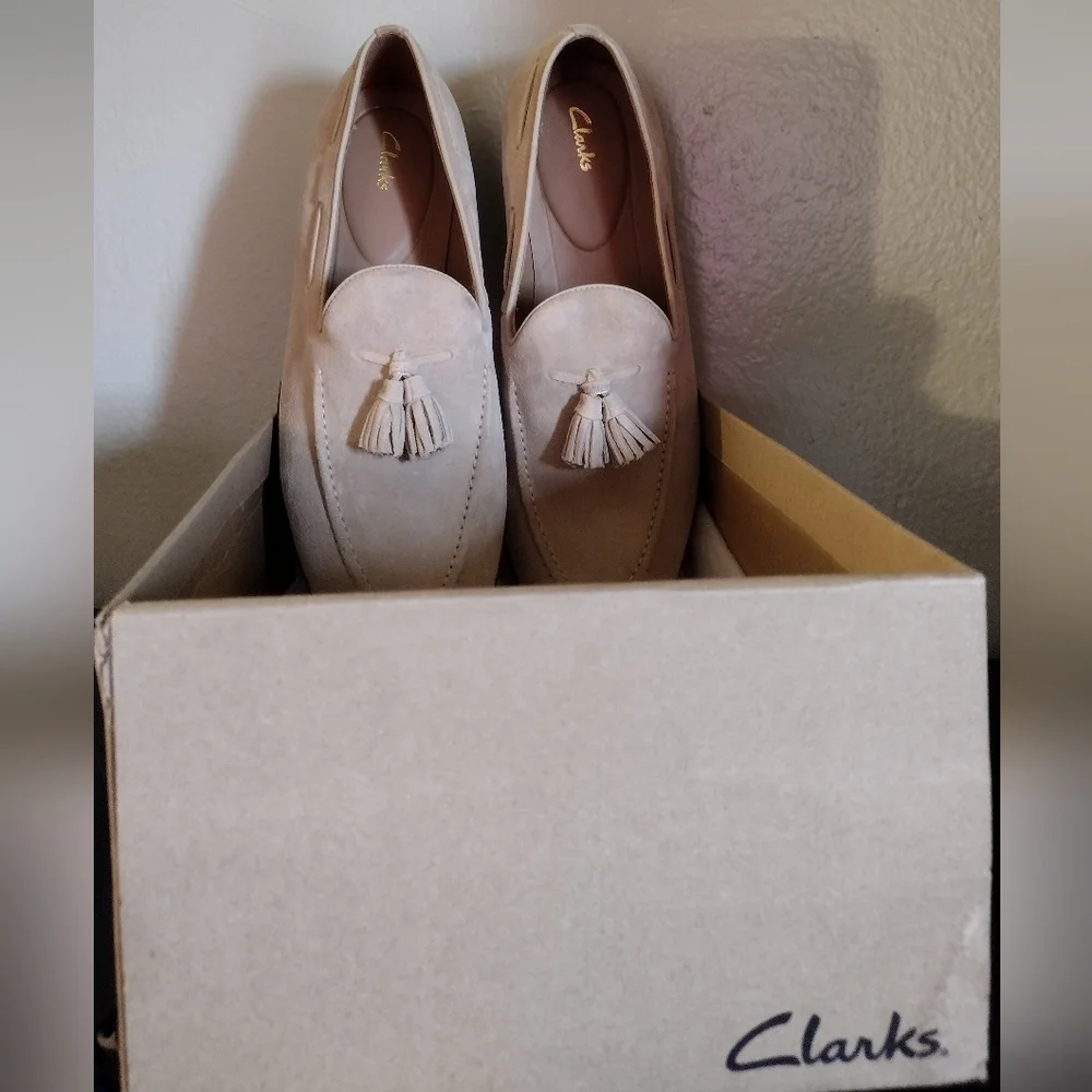 NIB MEN'S CLARKS TAUPE LOAFERS - Picture 8 of 12